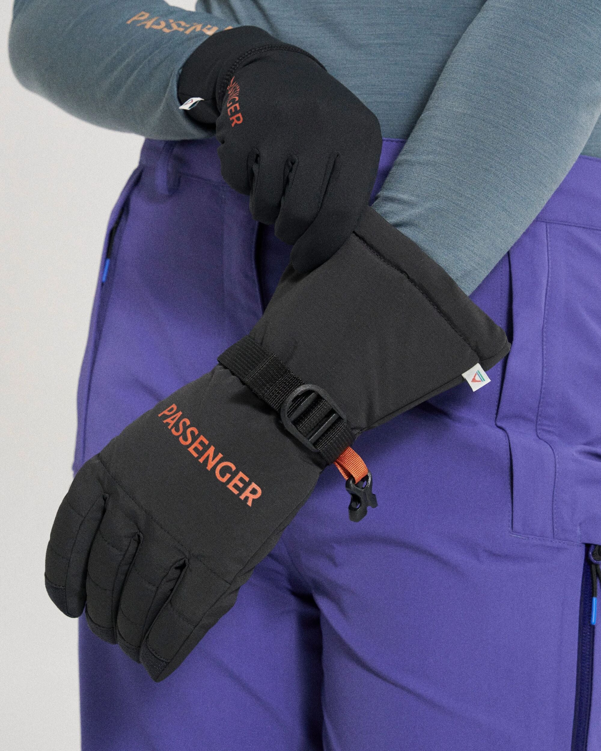 Snowscape Recycled Insulated Gloves - Black - Studio Model - Female