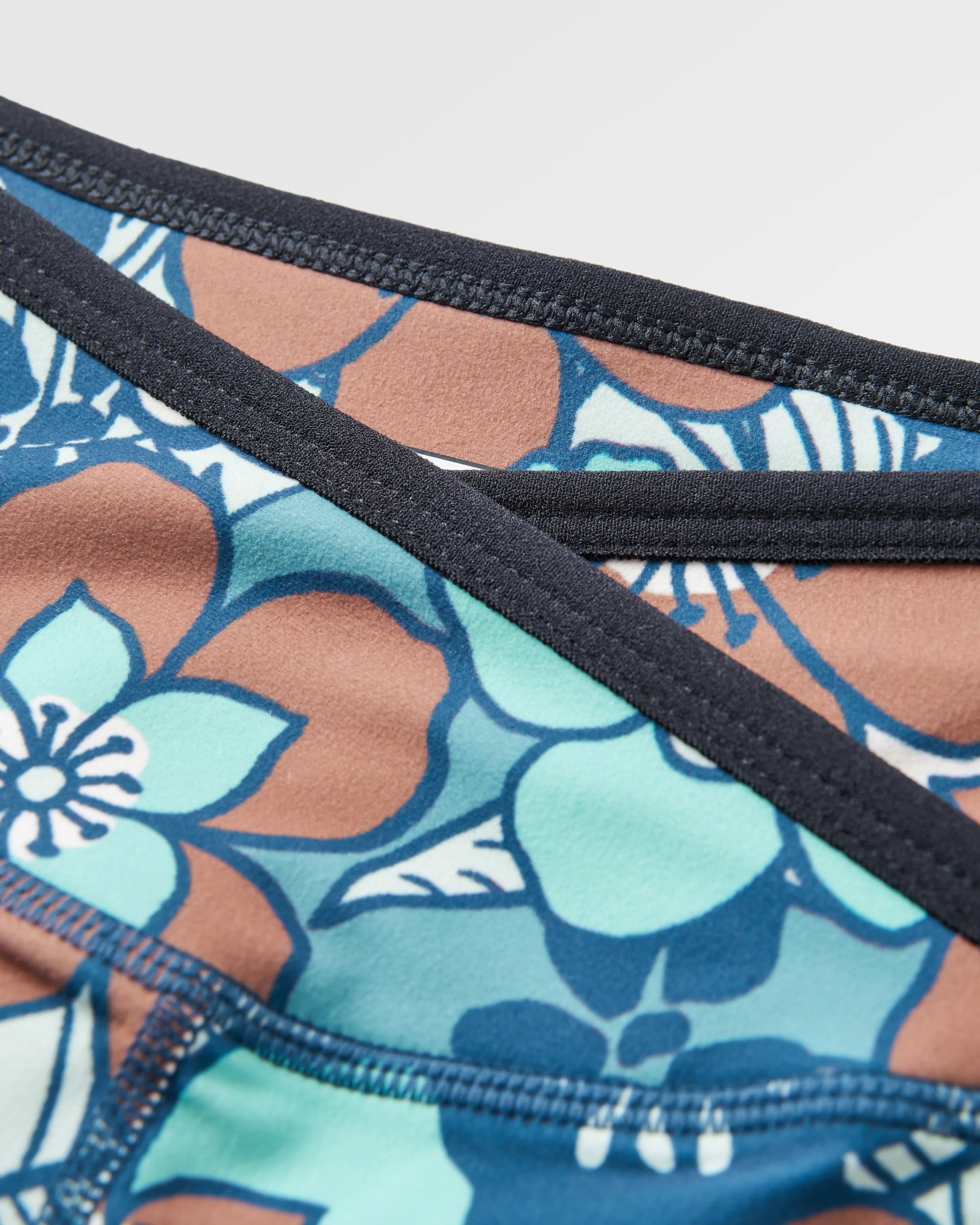 Mantra Recycled Active Leggings - Vintage Floral Aqua - Flatlay