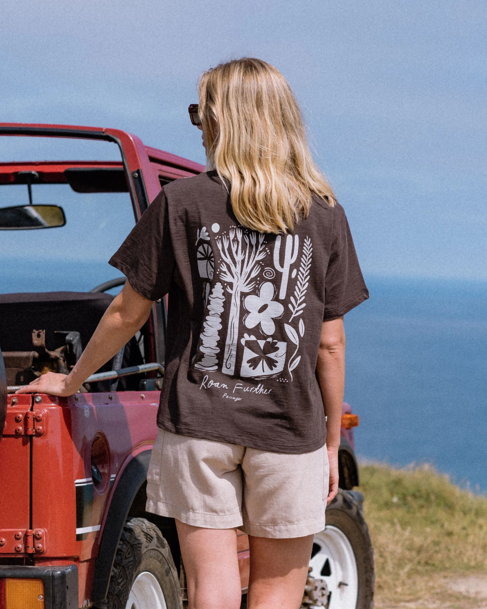 Women's Roam Further T-Shirt - Espresso - Lifestyle