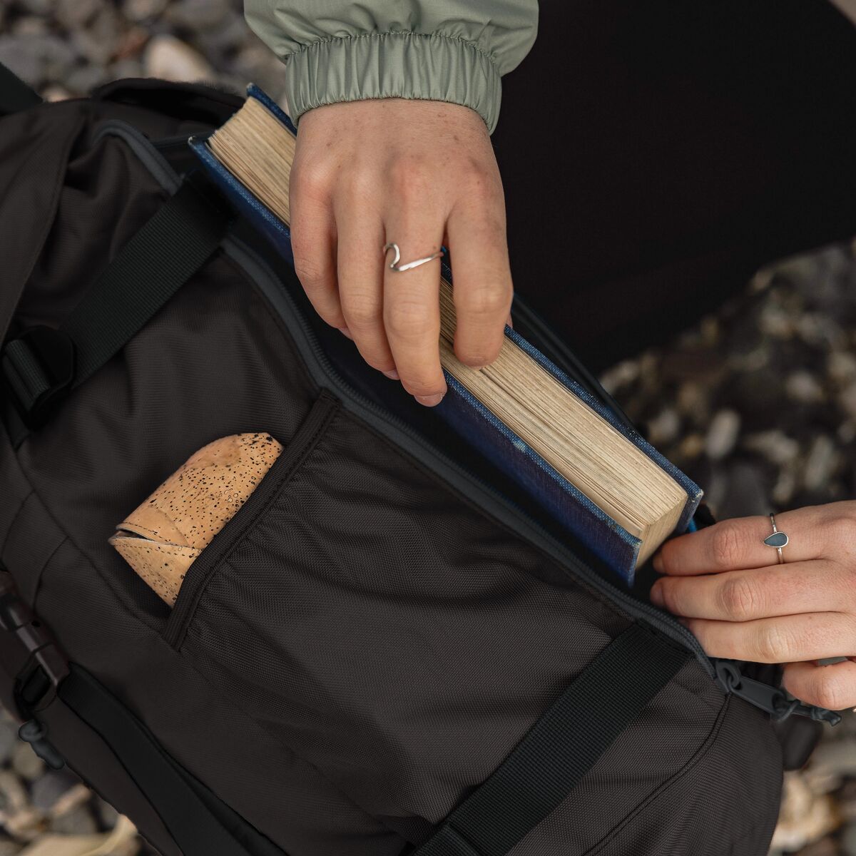 <strong>Side Entry Zipped Sleeve</strong>