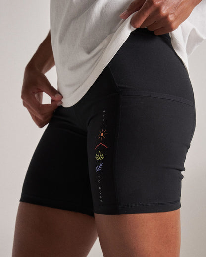 Mantra Recycled Active Short - Black - Studio Model