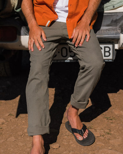 Horizon Comfort Chino - Dusty Olive - Lifestyle