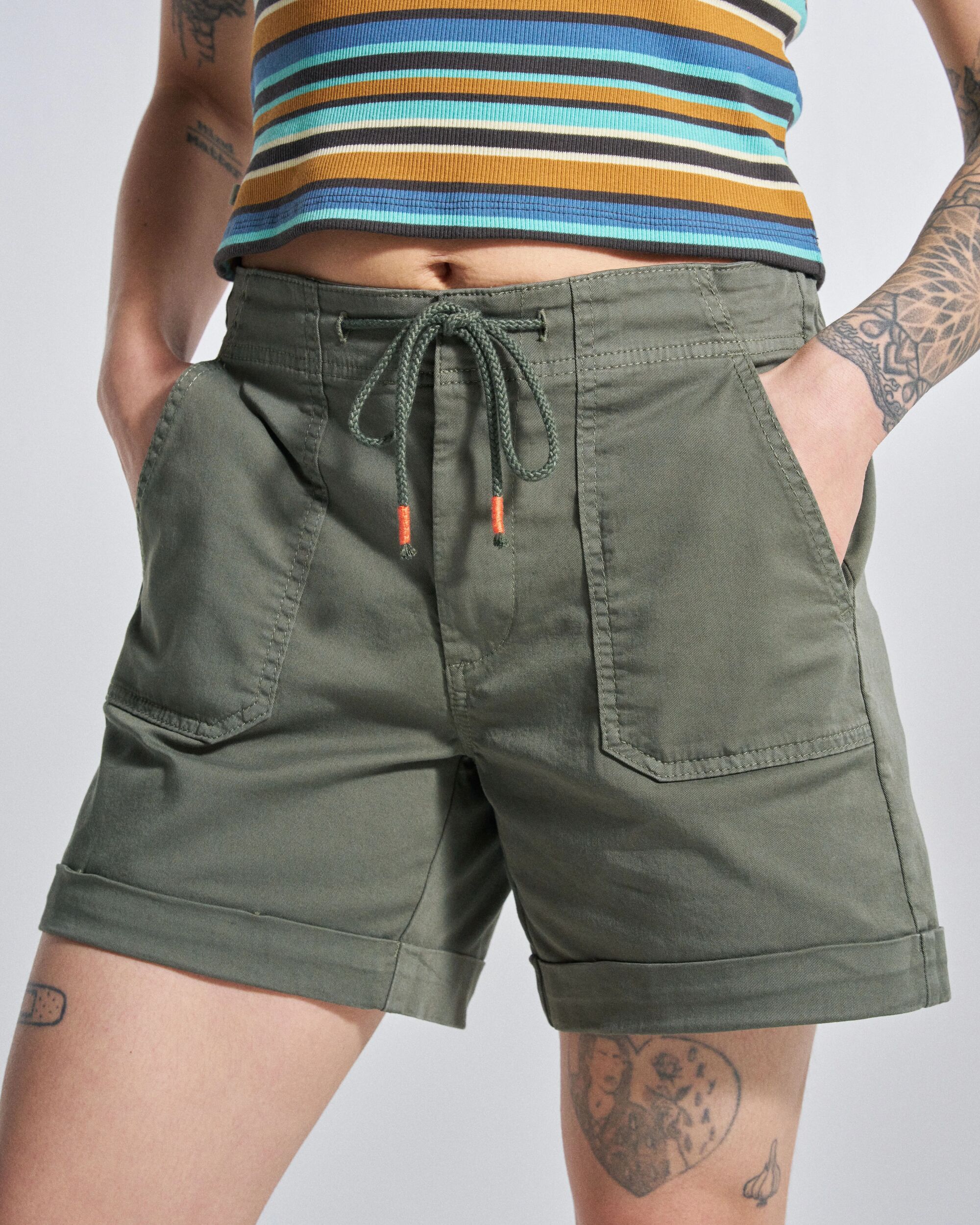 Carriso Short - Dusty Olive - Studio Model
