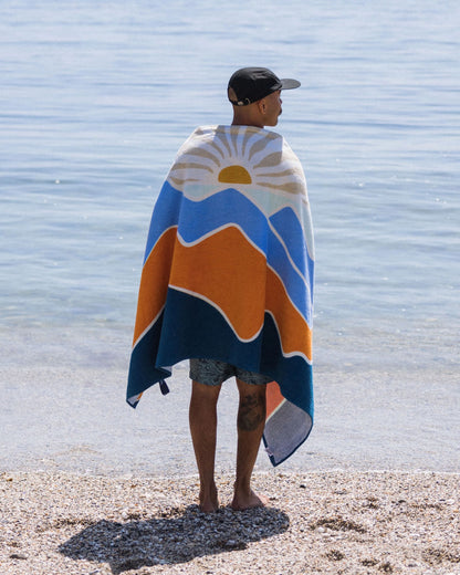 Tideline Organic Cotton Beach Towel - Cornflower - Lifestyle - Male