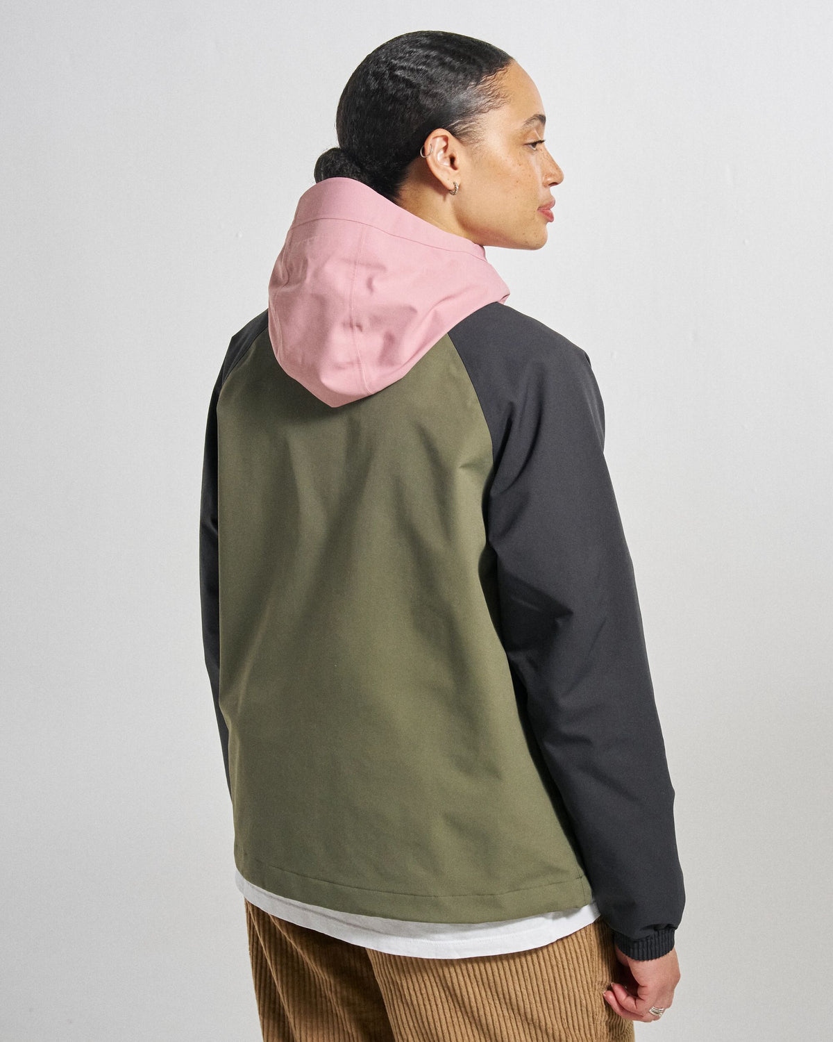 Serein Waterproof Anorak - Faded Black/Dusty Olive - Studio Model