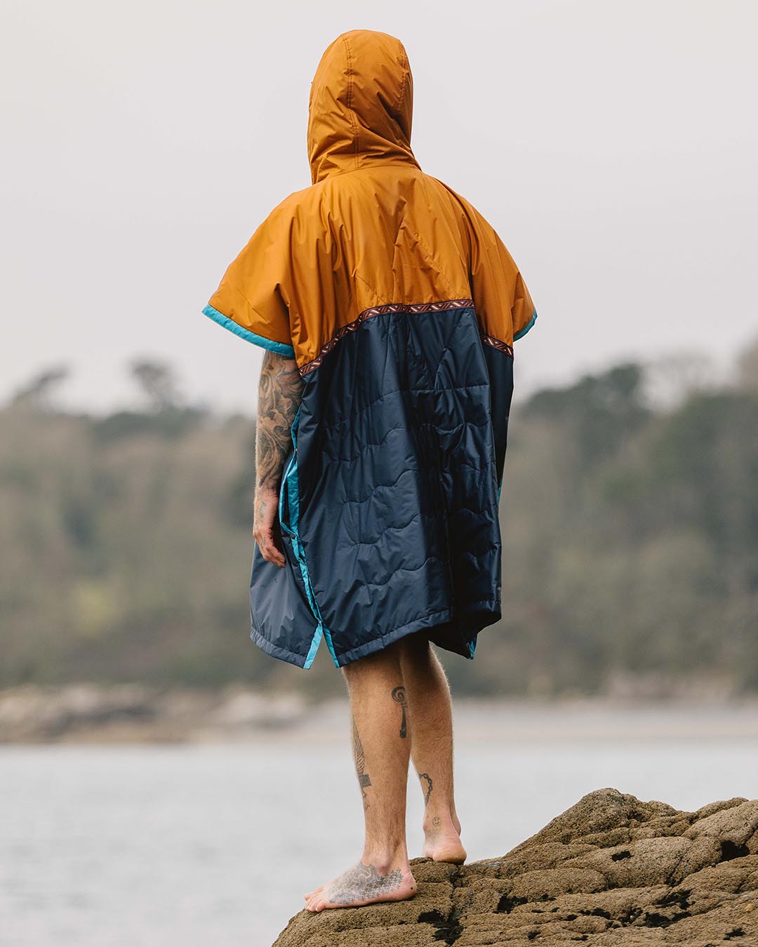 Male_Outback Pull Over Change Robe - Glazed Ginger/Deep Navy