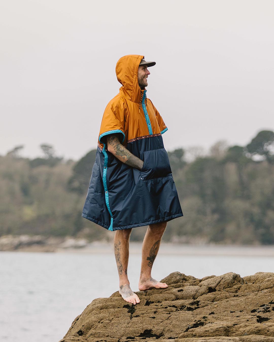 Male_Outback Pull Over Change Robe - Glazed Ginger/Deep Navy