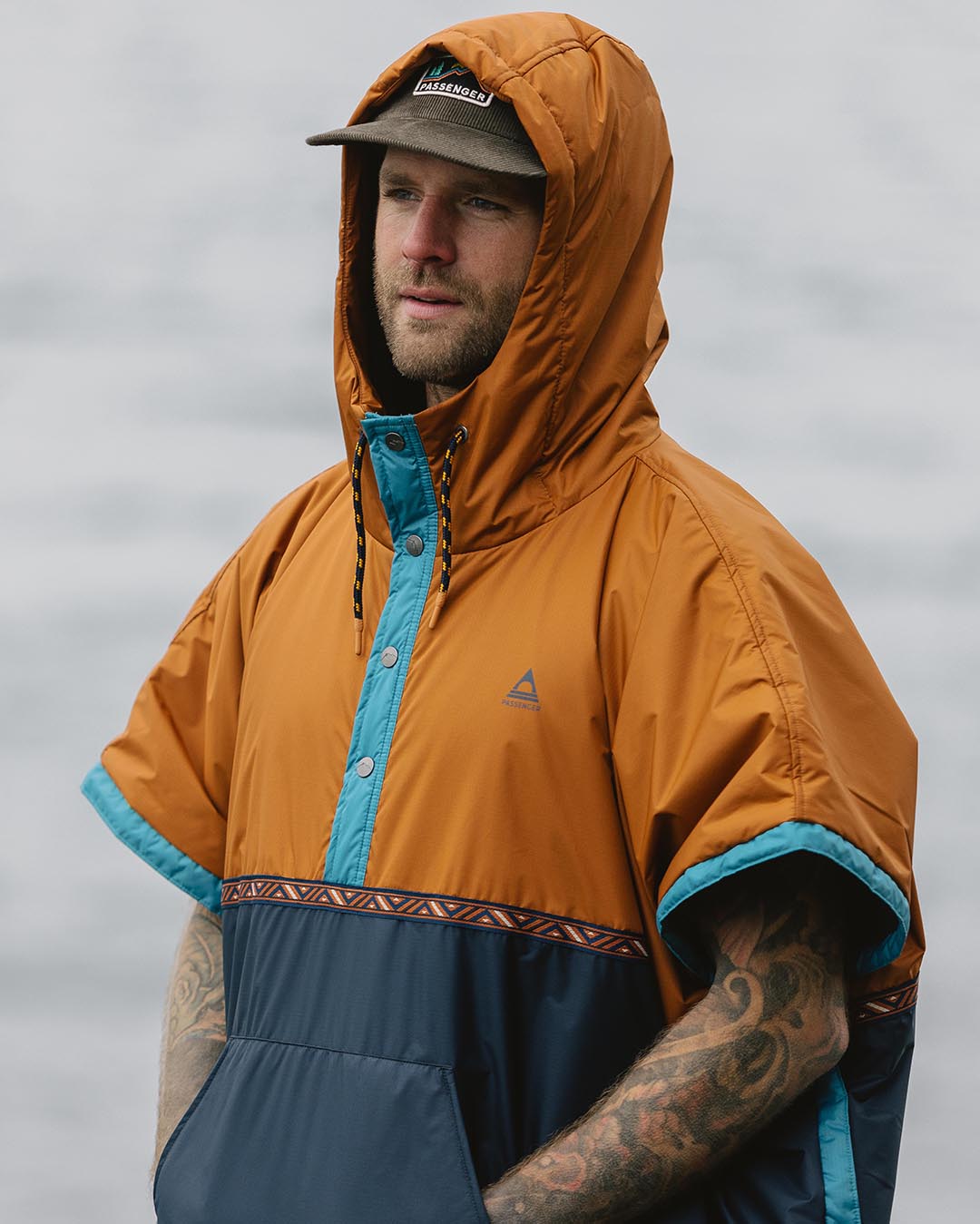 Male_Outback Pull Over Change Robe - Glazed Ginger/Deep Navy